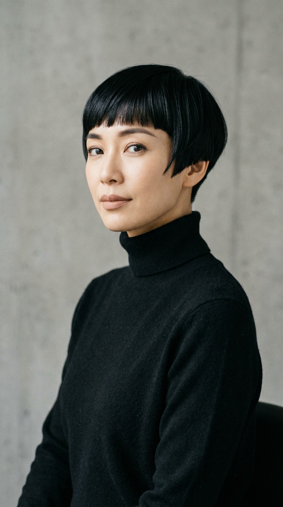 タートルとマフラーの季節、ショート・ボブは「襟足」で決まる